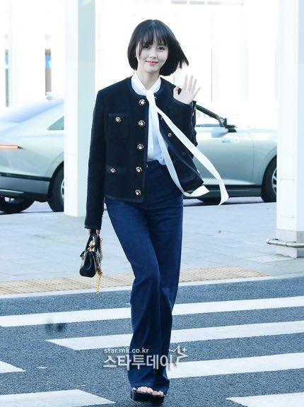 19990604_com's tweet photo. 250226  'Dolce&amp;Gabbana Women’s 
FW 25/26 패션쇼 출국✈️

잠시.. 쏘 비보유국가 😭

#김소현 #kimsohyun https://t.co/1Dh0sD2Skl