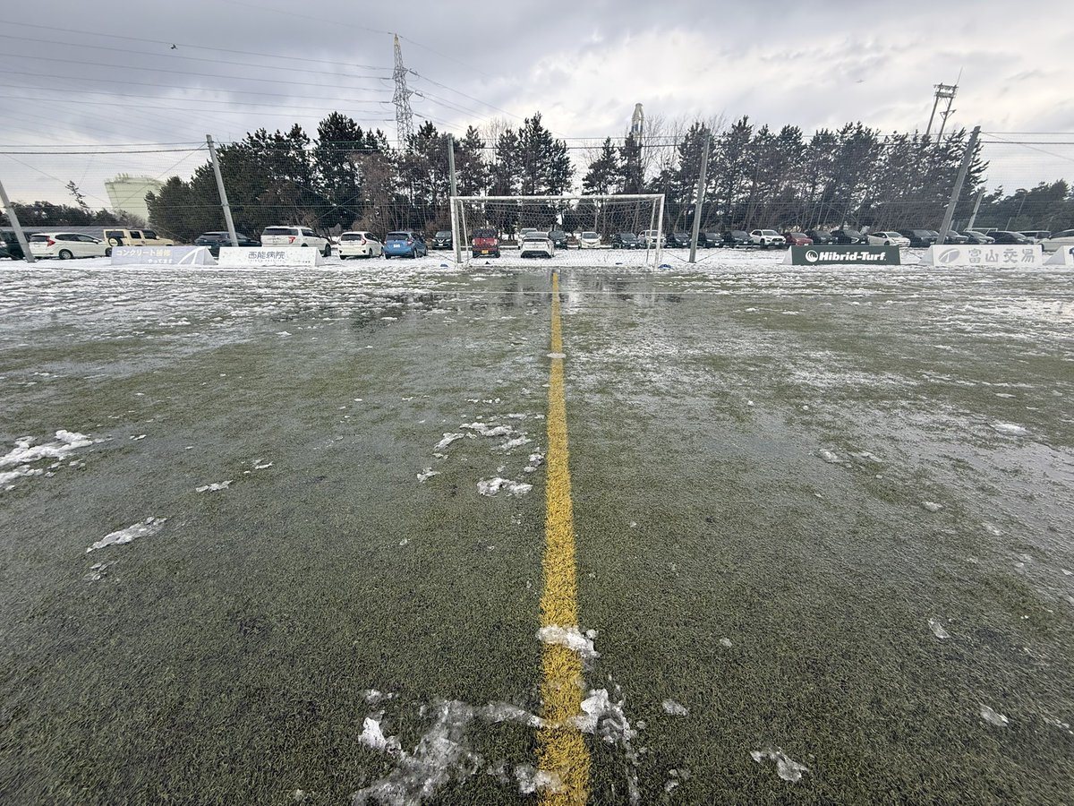 katallertoyama's tweet photo. 感謝🙇‍♀️

TOPがトレーニングできるよう #永森記念グランド の除雪に #ロキテクノ 野球部のみなさんがご協力くださいました！

競技の垣根を越えたご協力、誠にありがとうございます🙏
人工芝なのでスコップなど使用できず、みんなで踏み踏み👣
この後の練習もみなさん頑張ってください！

#カターレ富山 https://t.co/ItEzSnVyPC