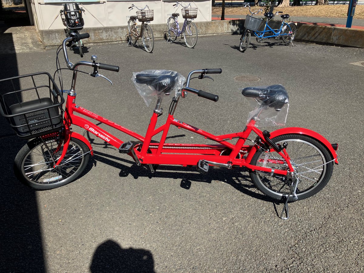 赤いタンデム自転車 2人乗り 荷台付き 赤いタンデム自転車 2人乗り 荷台付き 赤いタンデム自転車 2人乗り