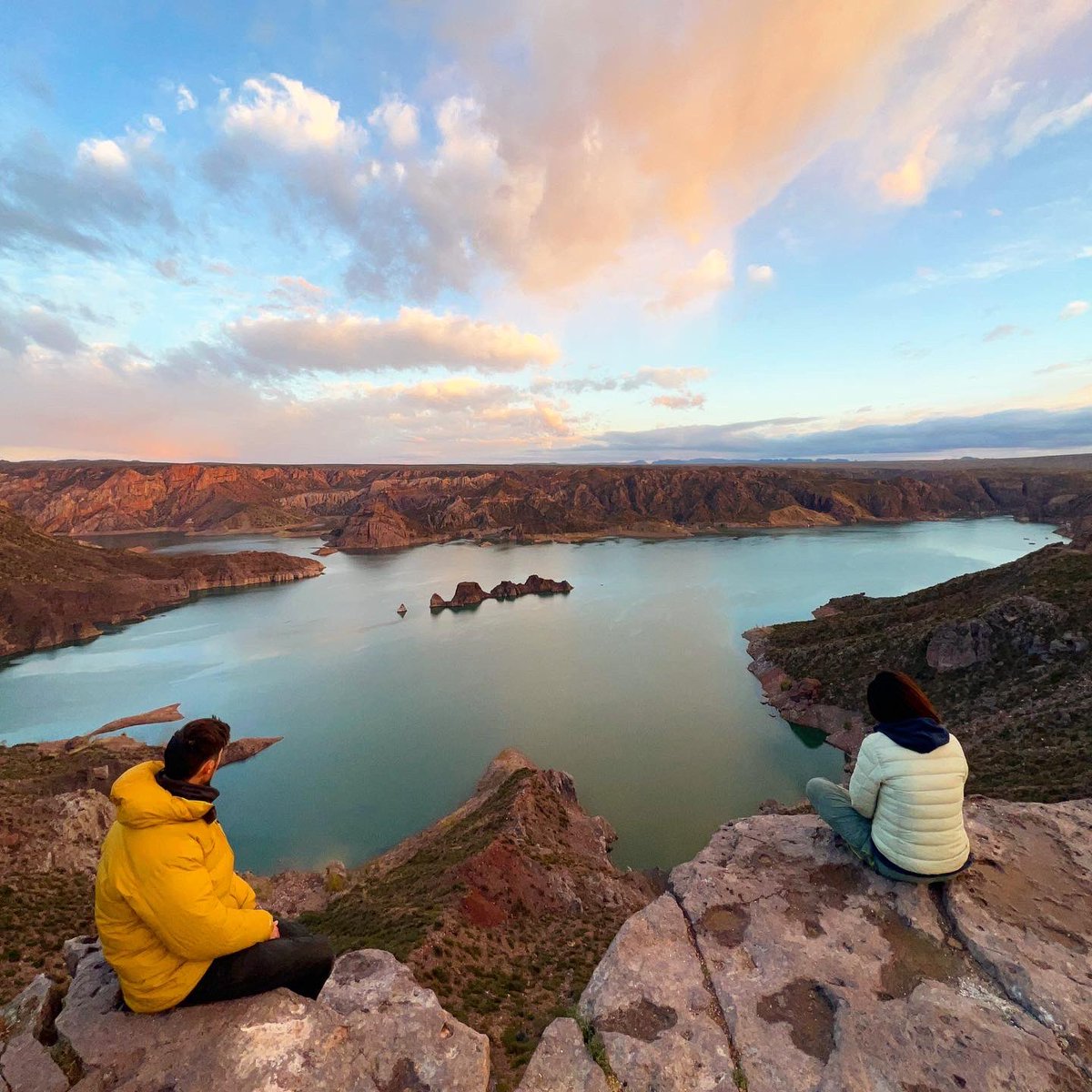 南米バンライフ終了します

旅を続けたかったけど一旦終了することにしました
家であり相棒のような存在の車
色んなところに連れて行ってくれて、かけがえのない経験と仲間ができました
人生で4大陸バンライフしてきたけど南米は格別で最高です🏔️

車を手放すので、南米バンライフするチャーンス