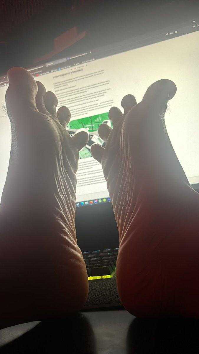 itdragsbehindme's tweet photo. Doing school work #feet https://t.co/lDcN6FseEb