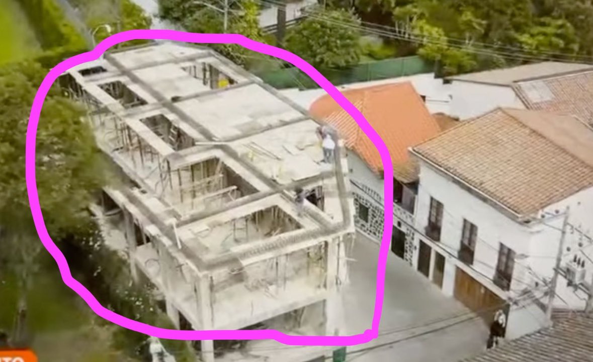 CabildoCivico's tweet photo. URGENTE: Conozca el mamotreto que se construye en plena área patrimonial de Guápulo, con la venia y permisos entregados por @MunicipioQuito 

Edificio SIN VEREDAS, MÁS ALTO que el CONVENTO de GUAPULO, increíble…

¿Para ESTO sirvió la aprobación de la ORDENANZA 260 meses atrás? https://t.co/h1K5Rt6yVA