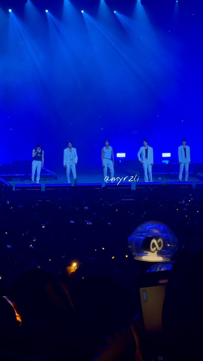 myyyaaaaa__'s tweet photo. guys please tell me that im not dreaming that i am actually see INFINITE ♾️ with my own eyes?! it's just unreal and i can't comprehend this reality and it fact when i was 15/16 i never thought i will seeing them in person even in far 💛🫶🏼

#INFINITEinKL #인피니트 #INFINITEINMY https://t.co/23zRKAtOX2