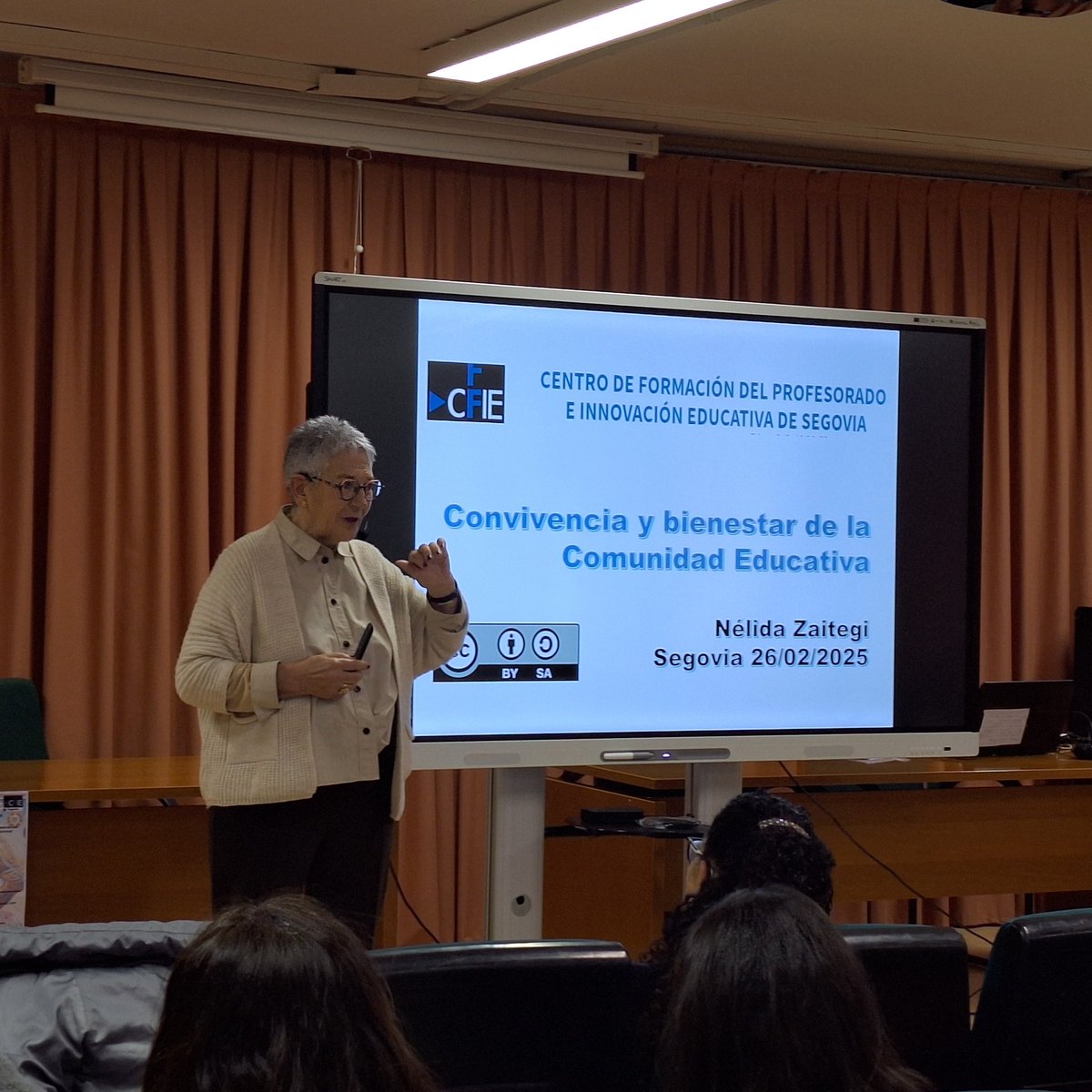 CFIE_Segovia's tweet photo. 🙌Seguimos con la primera ponencia de Nélida Zaitegi @NZAITEGI
👣Caminemos juntos hacia una convivencia más positiva https://t.co/NV24ZSdaGZ