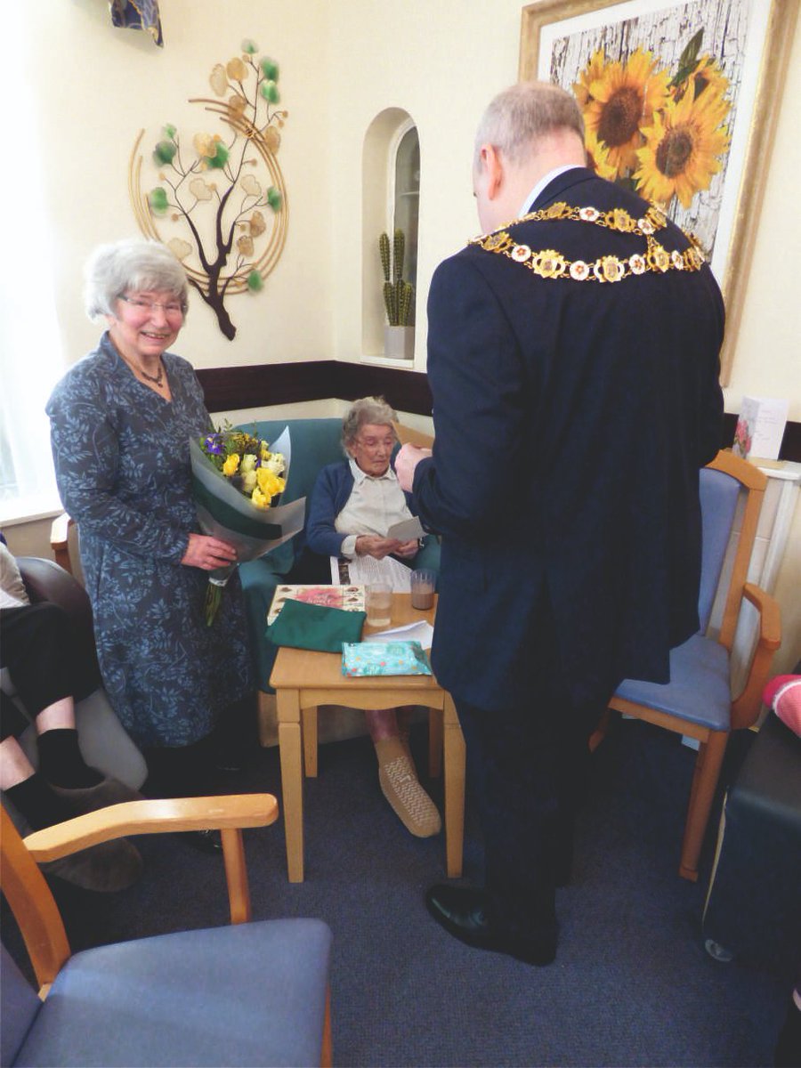 Mayor_RoyalSC's tweet image. Last week the Mayor attended a party for Margaret Philip , who celebrated her 105th birthday on 17th February and presented her with a special card from HM King Charles III  🎂

Pictured is the Mayor with Margaret along with her daughter and grandson.

Happy Birthday Margaret!