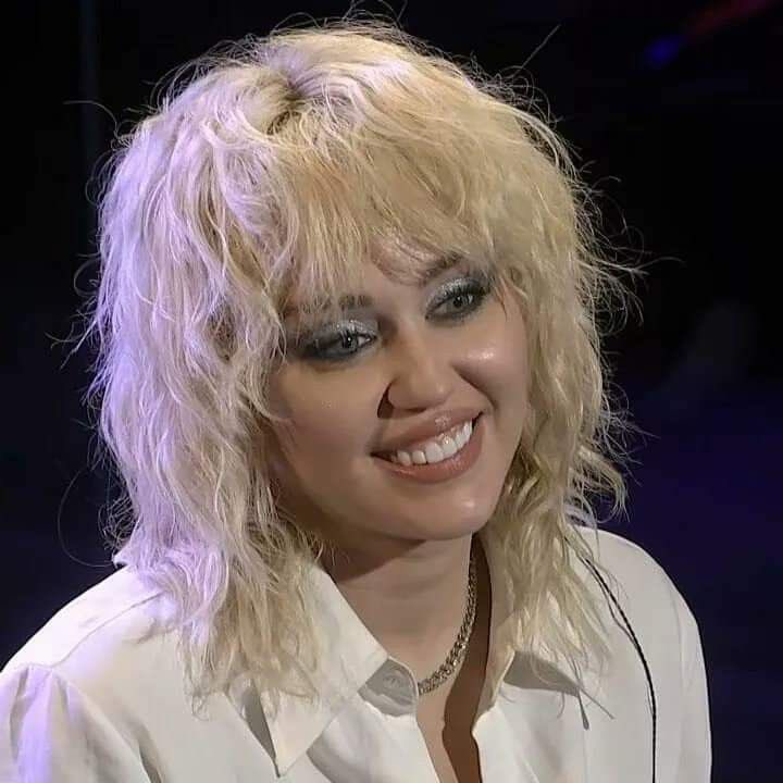 mileycyrusvibez's tweet photo. Only she could pull off this hair https://t.co/Y6KEzZoLsh