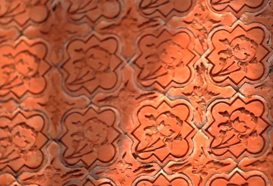 iQuanzhou's tweet image. The extensive use of red brick is a hallmark of traditional Southern Fujian architecture, with its intricate red brick carvings always catching the eye at first glance. 🏮✨ #SouthernFujianStyle #RedBrickArt #TraditionalArchitecture