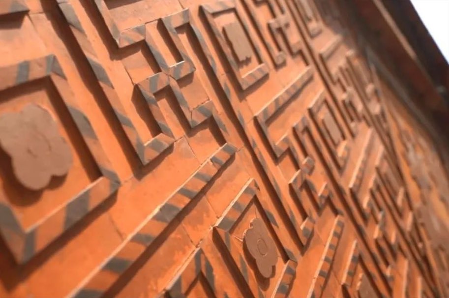 iQuanzhou's tweet image. The extensive use of red brick is a hallmark of traditional Southern Fujian architecture, with its intricate red brick carvings always catching the eye at first glance. 🏮✨ #SouthernFujianStyle #RedBrickArt #TraditionalArchitecture