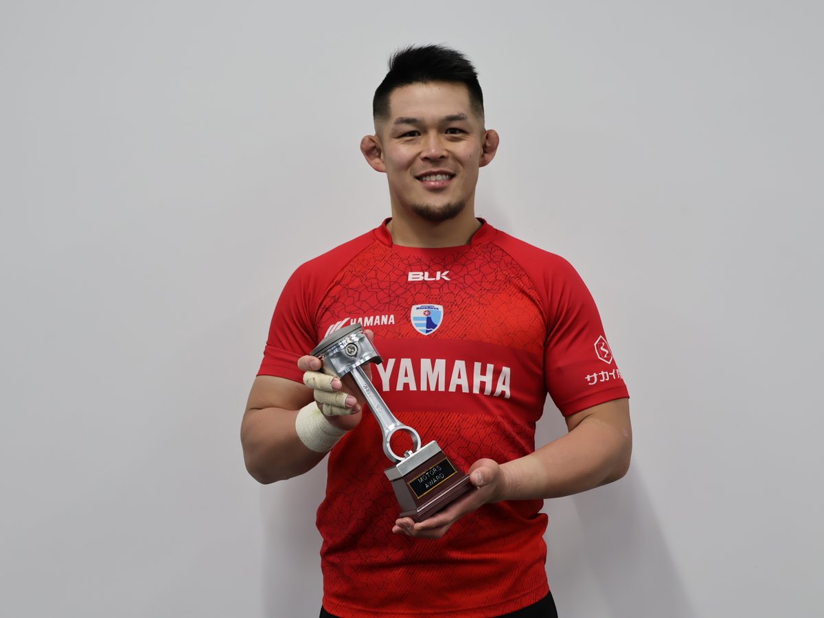 bluerevs's tweet photo. 各節毎にノンメンバーを1名チーム内で表彰する"Motors Award"👑
<第9節>
”Motors Award” #舟橋諒将
#B1NDandTRY #OneStepAhead #静岡ブルーレヴズ #RevsStyle #レヴニスタ #静岡 #磐田 #ヤマハスタジアム #ラグビー #ラグビーのある生活 #リーグワン #shizuoka #rugby #bluerevs #leagueone https://t.co/XdhkOKOyua