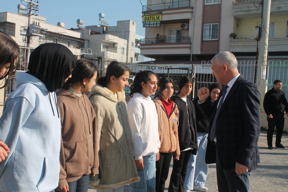 İlçe Milli Eğitim Müdürümüz Saim Demir,geçmişte öğretmen ve idareci olarak görev yaptığı okulu ziyaret ederek öğretmenlerle bir araya geldi.Aynı dönemde birlikte çalıştığı meslektaşlarıyla anılarını yâd eden Müdürümüz okuttuğu eski sınıfına da girerek öğrencilerle sohbet etti.