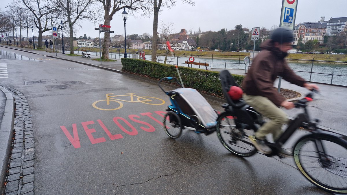 Daniel Seiler (@seiler_daniel) on Twitter photo ACS beider Basel lehnt die «Velovortritts-Initiative» ab. Es ist vollkommen unklar, wie die 50 KM Vorzugsrouten in das bestehende Veloroutennetz integriert werden sollen. Der ACS appelliert an eine Verkehrspolitik für alle Verkehrsteilnehmer🚲🚙🧍♂️ Zur MM: acs.ch/media/docs/sek… ACS beider Basel lehnt die «Velovortritts-Initiative» ab. Es ist vollkommen unklar, wie die 50 KM Vorzugsrouten in das bestehende Veloroutennetz integriert werden sollen. Der ACS appelliert an eine Verkehrspolitik für alle Verkehrsteilnehmer🚲🚙🧍♂️ Zur MM: acs.ch/media/docs/sek…