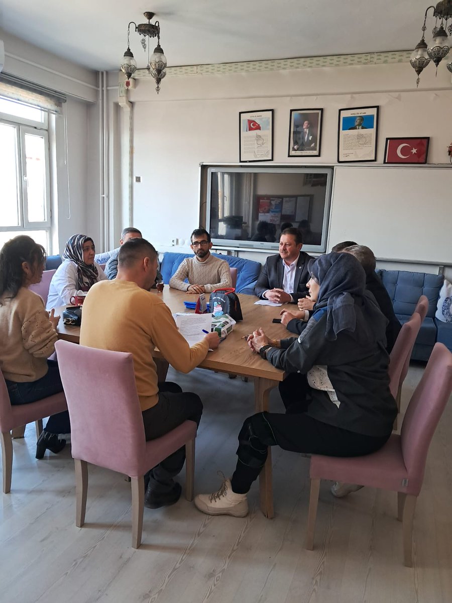konyamem's tweet photo. Türkiye Yüzyılı Maarif Modeli İl İzleme Komisyonu Meram Osman Gazi Ortaokulunu ziyaret ederek okul yöneticileri, öğretmenler ve öğrencilerimiz ile Maarif Modeli kapsamında yapılan çalışmalar hakkında istişarelerde bulundular.

#TürkiyeYüzyılıMaarifModeli

@tcmeb @Yusuf__Tekin @TCKonyaValiligi @Vali_Akin @Konyabuyuksehir @farukyelkenci @u_ibrahim_altay @gokhanmurat1 @meramMEM  #BizimOkulumuz #BaşarmayaHazırım #Konyamem