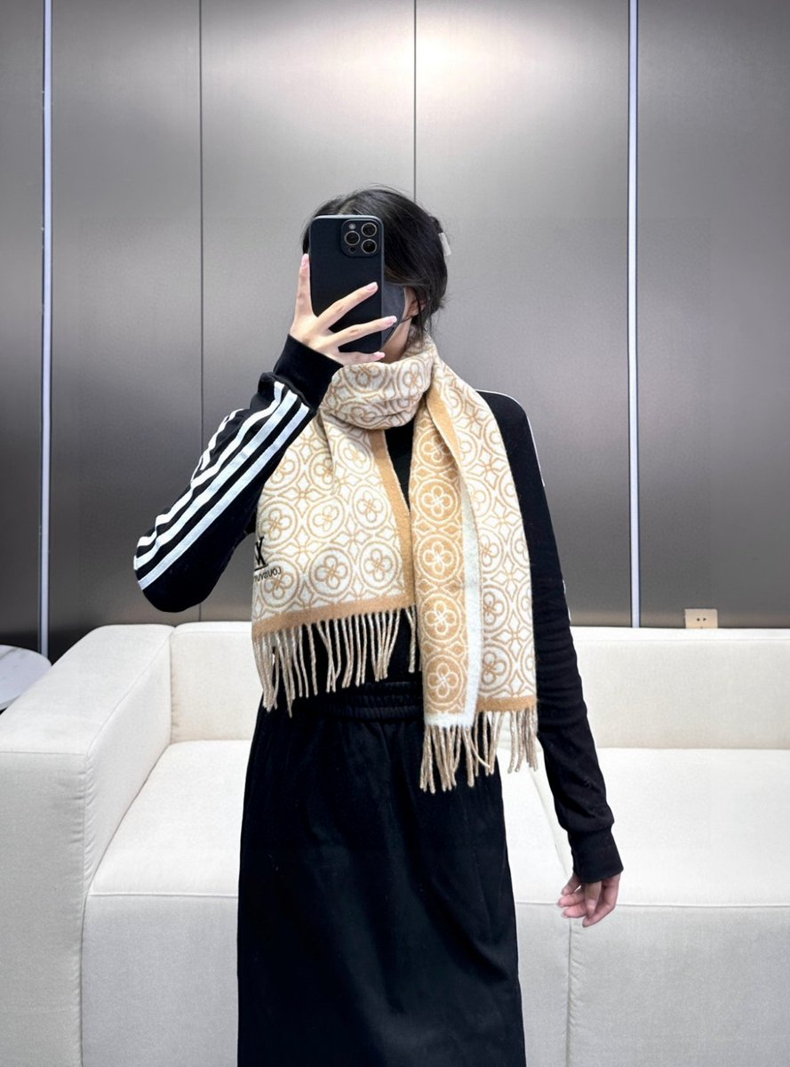 InkaUray's tweet photo. Scarf, but Make It Art 🎨

https://t.co/QO4fw9tItv

From silk to wool, Louis Vuitton scarves are crafted with precision and artistry. Which print is your favorite? 💕
#LouisVuittonscarves
#LouisVuitton https://t.co/nB96ZmR1Rc