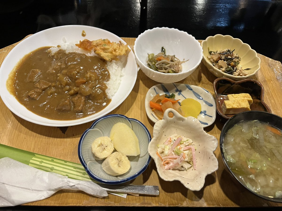 #ゲキメシ
ギャラリー花蔵さん付近の魅力的なご飯屋さん✨️

 📍農家の店 イルカ

ご店主は農家をやっていらして、ご自分で育てた作物をつかっているとか！😳
ランチセットは小鉢が6つと味噌汁までついて980円！おサイフにも心にもやさしいお店🥰

公演チケット⬇️
quartet-online.net/ticket/haibisu…