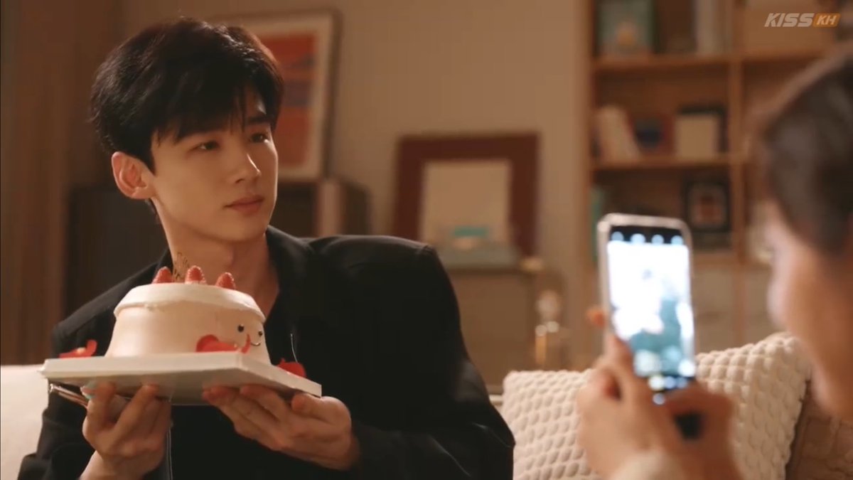 yifan wanting a picture of her man with her bday cake was so cute. she wants to cherish the memory of him getting her a cake. 

#TheFirstFrost