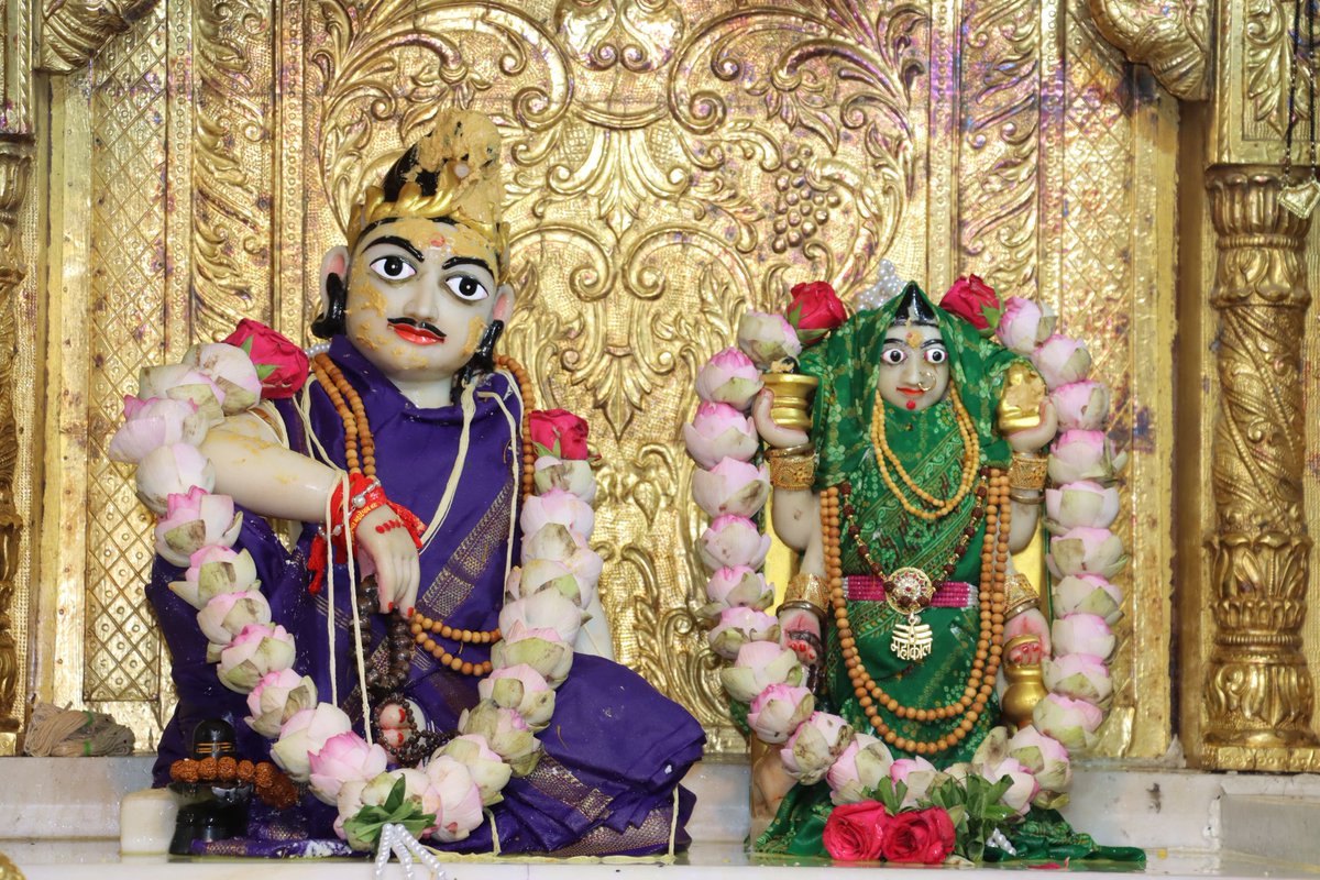 #મહાશિવરાત્રી
ભગવાન શિવની આરાધના-ઉપાસનાના મહાપર્વ મહાશિવરાત્રીની ખૂબ ખૂબ શુભેચ્છાઓ...
માં ભવાની અને ભગવાન ભોળાનાથની કૃપા આપણાં સૌ કોઈ પર કાયમી બની રહે એજ પ્રાર્થના...હર હર મહાદેવ જય સિધ્ધેશ્વર મહાદેવ જય હો સોનબાઈ
#Mahashivratri2025