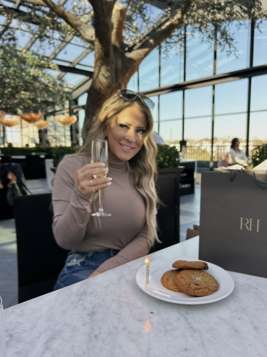 VeGaS1515's tweet photo. RH rooftop birthday brunch💫 https://t.co/1xjHs09eS2