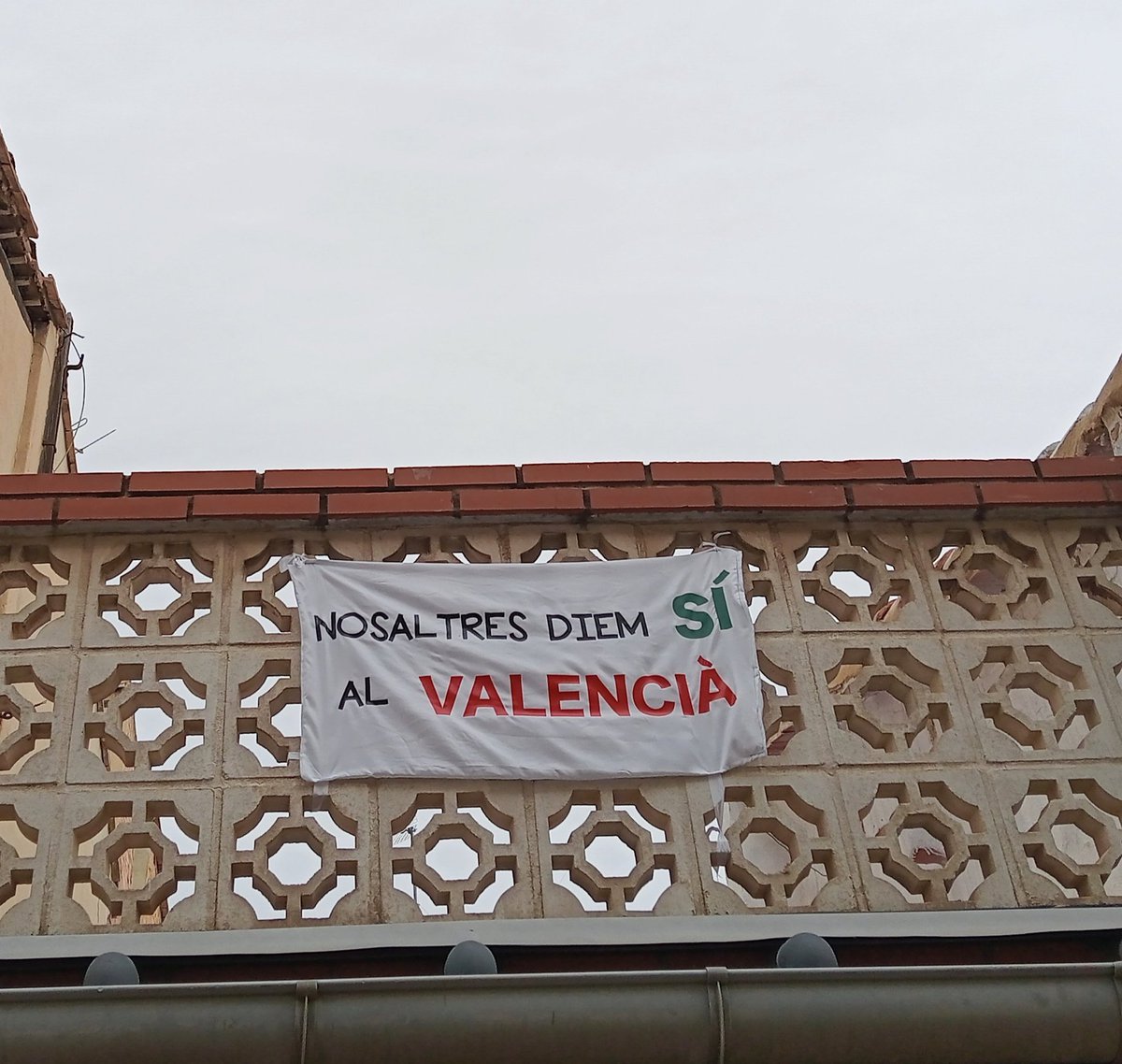 I ho escriuen en català, no siga cosa que en valencià no s’entenga o sone folclòric. 

En fi, una conseqüència del sistema educatiu alienant que mos supliquen que defengam.