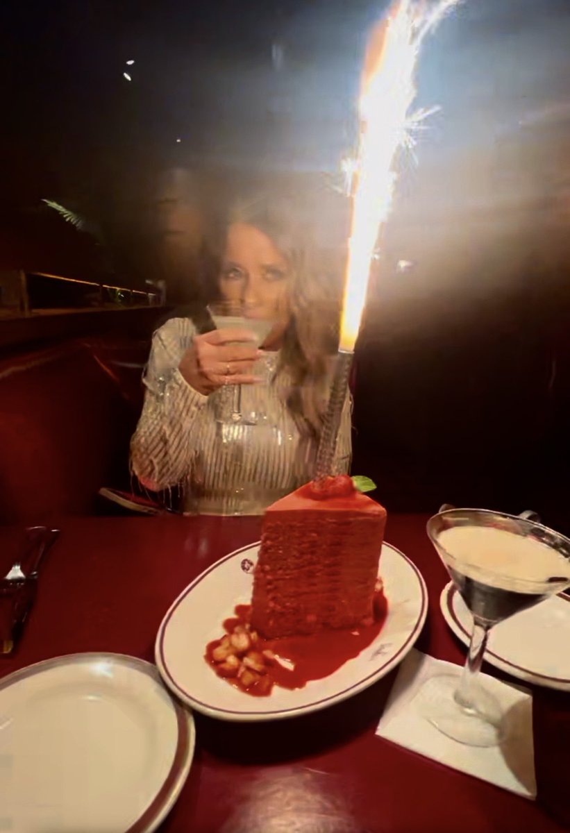 VeGaS1515's tweet photo. #drakeshollywood #49💫🥂 https://t.co/s3ZGOHKqGO