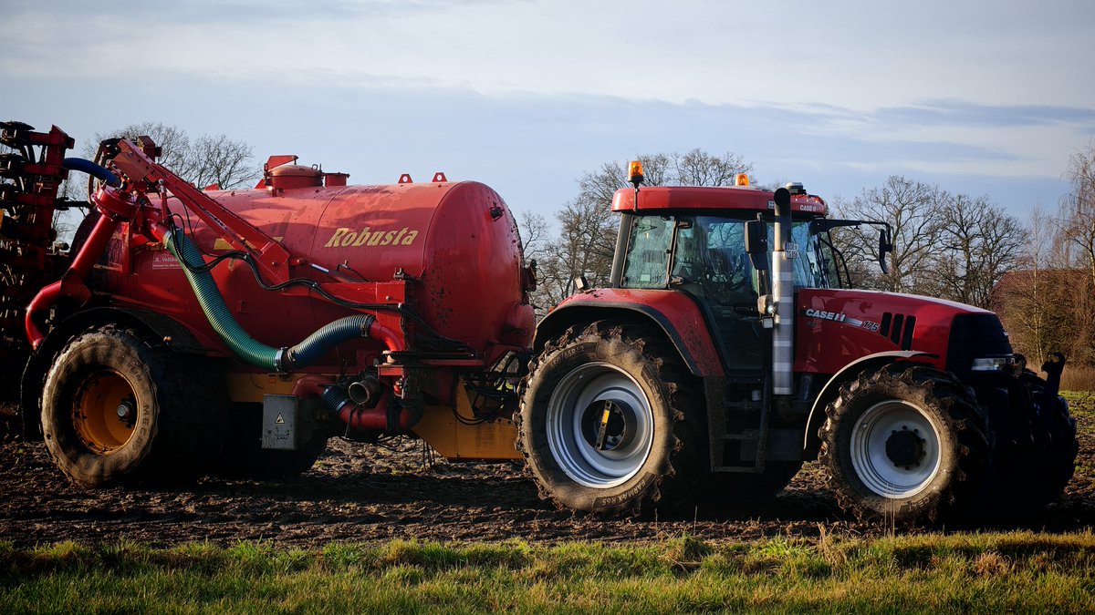 profiMagazin's tweet photo. Gülle ausbringen mit einem #Case IH 175 CVX und #Schuitemaker Robusta mit 8,4m Schlitzgerät. https://t.co/juGeUmxpbN