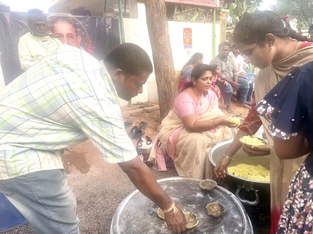 renuka_jetti's tweet photo. ఈరోజు క్వారీ లో నాన్న పేరుమీద 4000 మందికి ప్రసాదం పెట్టటం జరిగింది 🙏 https://t.co/UtAjI4wSW6