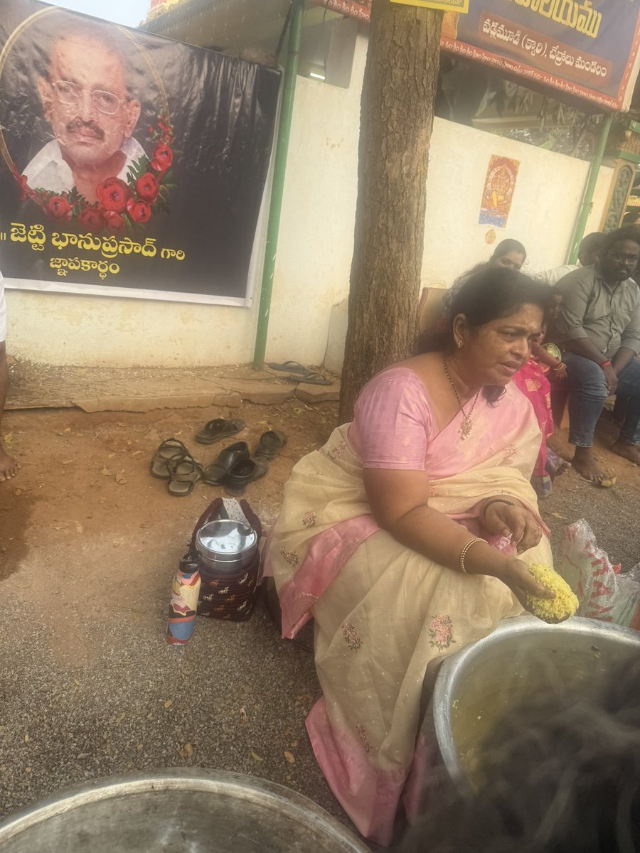 renuka_jetti's tweet photo. ఈరోజు క్వారీ లో నాన్న పేరుమీద 4000 మందికి ప్రసాదం పెట్టటం జరిగింది 🙏 https://t.co/UtAjI4wSW6