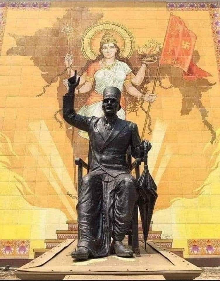 ShankhnaadRSS's tweet image. काल स्वयं मुझसे डरा है,
मैं काल से नहीं,
कालेपानी का कालकूट पीकर
काल से कराल स्तंभों को झकझोर कर,
मैं बार-बार लौट आया हूँ
और फिर भी मैं जीवित हूँ,
हारी मृत्यु है, मैं नहीं

- वीर सावरकर