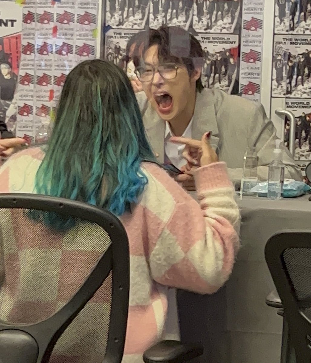 sunnis_100's tweet photo. 이 짤 보고 언제 안 웃을 수 있을까 ㅠㅋㅋㅋㅋ
해외티니가 민기 따라 머리 염색했는데 하필 그날 염색 새로 하고 온 송민기 표정이 압살임 ㅠㅋㅋㅋㅋㅋ https://t.co/1e54HcnoKK