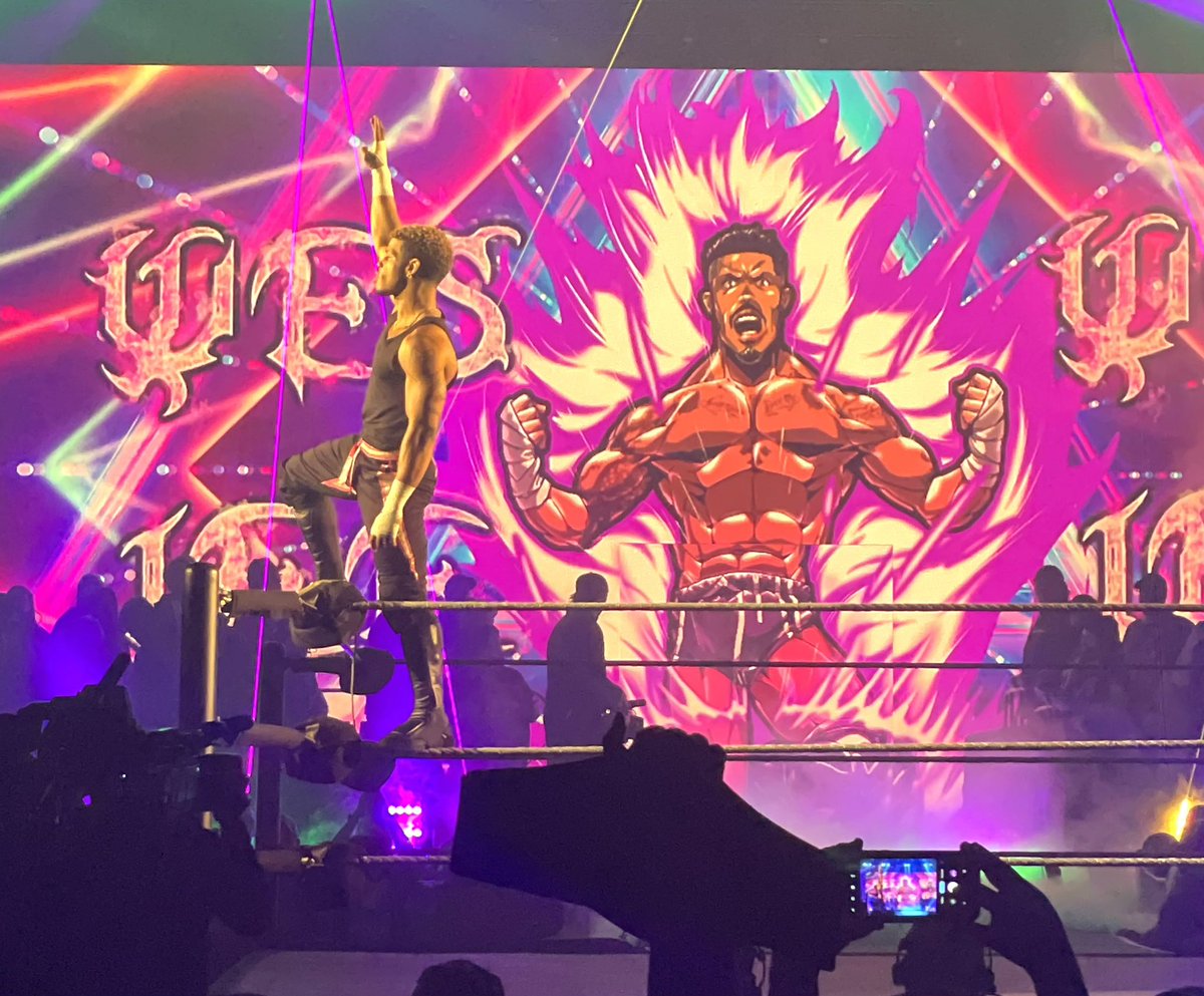 CleanMikeGreen's tweet image. Snapped this pretty dope picture of @WesLee_WWE tonight in Cincy.