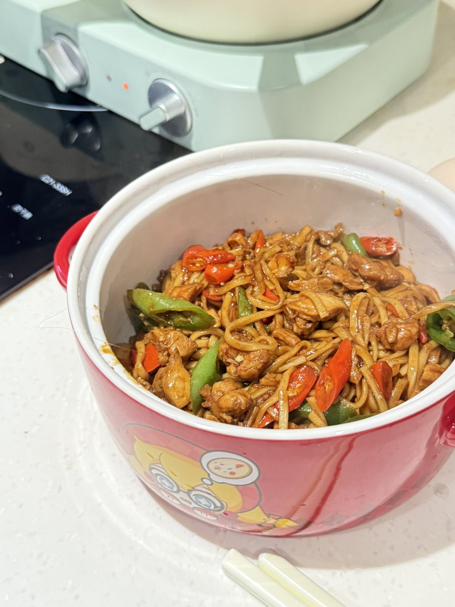 千万不要仗着自己能吃辣就肆无忌惮
小米辣什么的一定要少放些啊
不然后果就是我这样被辣的嘴巴肿🔥