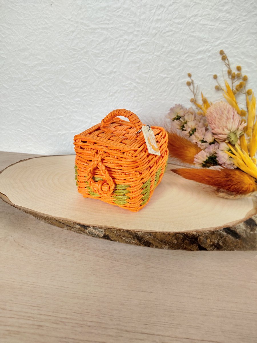 『明かりが灯る。。クラフトバンドで編んだ小さなカゴの中のハロウィン🎃』
蓋を開けて、バスケットの中の小さな世界を覗いてみませんか？

紙紙（ししがみ）さま企画展『ペーパーワンダーランド2025』の出展作品です。

#ペーパーワンダーランド
#ミニチュア
#クラフトバンド
#紙バンド