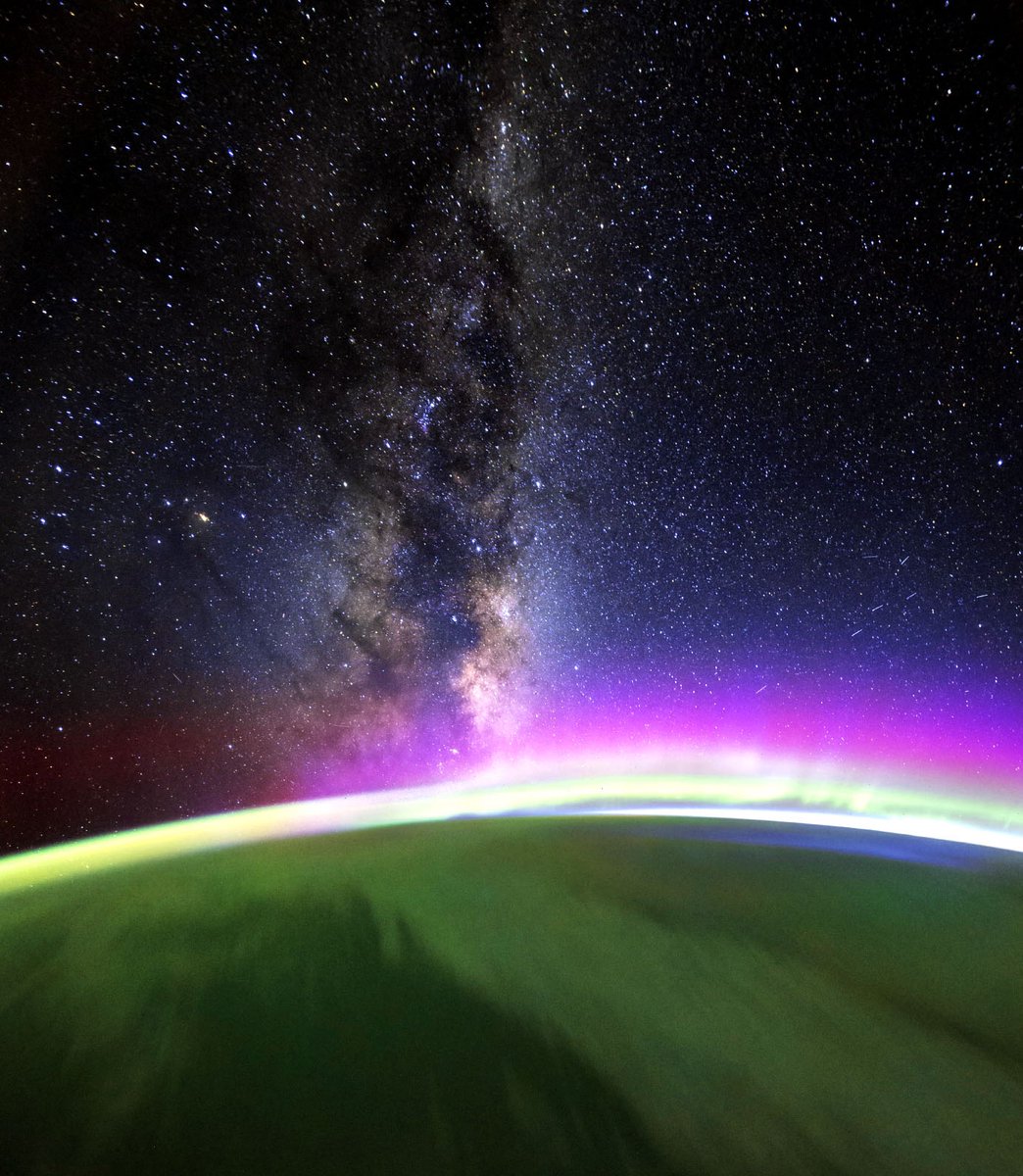 astro_Pettit's tweet image. Cosmic colors at sunrise; never get tired of seeing what the new day brings