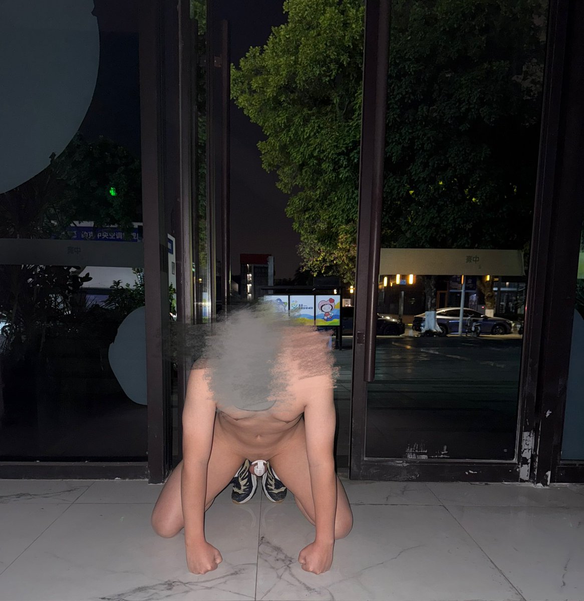 戴锁暴露，刚开始还放不开，闻r上头立马骚起来了，直接在路边发骚😍