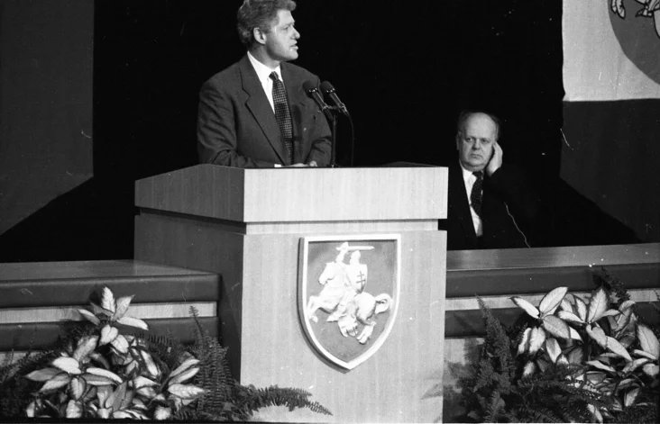 JayChPi's tweet image. Вядомы з‘езд літвіністаў у Менску ў студзені 1994 года. 
Той, што сядзіць, атрымоўвае парады ад таварыша майора.
Той, што стаіць, заклікае забараніць размовы пра балцкае паходжанне ВКЛ.