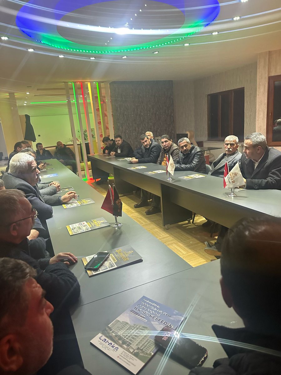 sumder6363's tweet photo. Şanlıurfa müteahhitler derneği şubat ayı Toplantımızı başkanı @ASIKLIMUSTAFA ve yönetim kurulu derneğimizde gerçekleştirdik 2025 yılın da yapacağımız ve yapmış olduğumuz çalışmaları  görüştük @sumder6363 https://t.co/DVXSMnQX4A