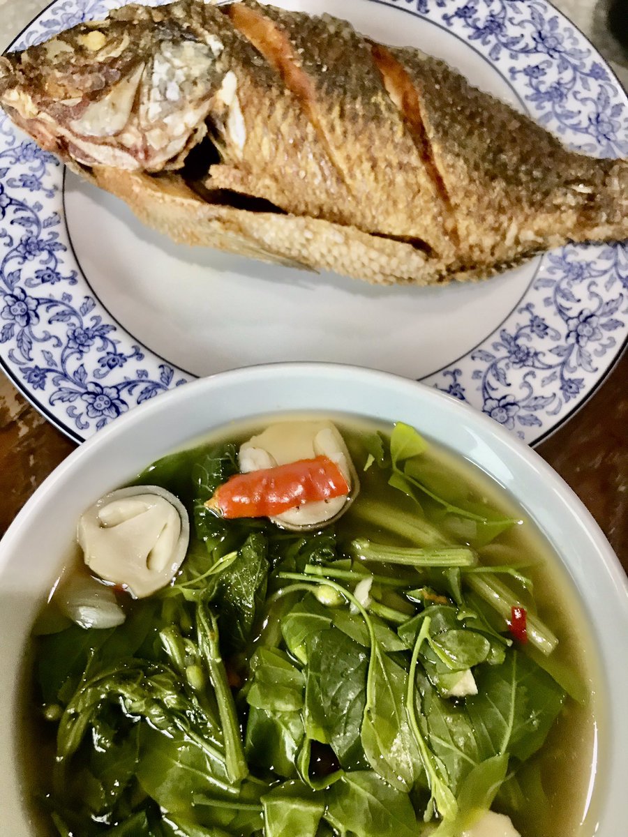 แกงผักหวานใส่ยอดฟักทองของแม่ขม แม่ขมจะใส่ปลาหมึกแห้งลงไปด้วยเพื่อให้น้ำแกงหวานอร่อยยิ่งขึ้น หรือถ้าใครมีปลาแห้งก็ใช้ปลาแห้งใส่ลงไปได้เลยค่ะอร่อยเหมือนกัน
แต่อย่าลืมนำปลาหมึกแห้งหรือปลาแห้งไปอังไฟหรือปิ้งด้วยไฟอ่อนๆสักแป๊บนึงก่อนนะคะ อันนี้จะยิ่งทำให้น้ำแกงหวานหอมอร่อยยิ่งขึ้นค่ะ.