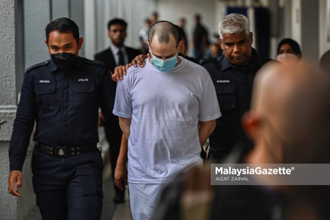 MalaysiaGazette's tweet photo. Lelaki warga Israel, Avitan Shalom dihukum penjara maksimum tujuh tahun atas dua kesalahan  memiliki 200 butir peluru dan enam senjata api, tahun lalu.

#malaysiagazette #avitanshalom https://t.co/6DTfpCA5Yj