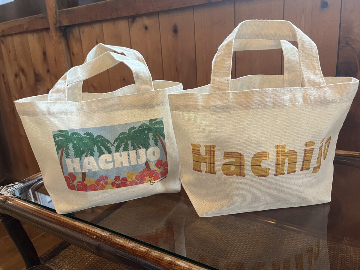 🏝️オリジナルグッズ入荷🏝️
お散歩に、お買い物に、ピッタリなバックができました🆕🐢🐢

・A3トート　全2種　税込1,870円
黄八丈柄のHachijoロゴが目を引く👘ナチュラルとネイビーの2色。

・ミニトート　全2種　税込990円
ちょっとしたお出かけに重宝するサイズ🌺南国デザインとナチュラルの2色。