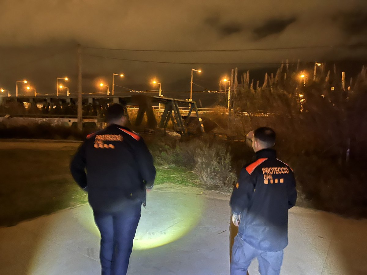 AdrianencaPC's tweet photo. Anoche, durante 4 horas, un grupo de 7 voluntarios de PC y dos vehículos intentaron localizar a un vecino de Sant Adrià que estaba desaparecido desde la mañana. Hoy continuaremos con la búsqueda. Cualquier información @PoliciaLocalSAB @mossos @AjSantAdria https://t.co/AVg4Ue1s3y