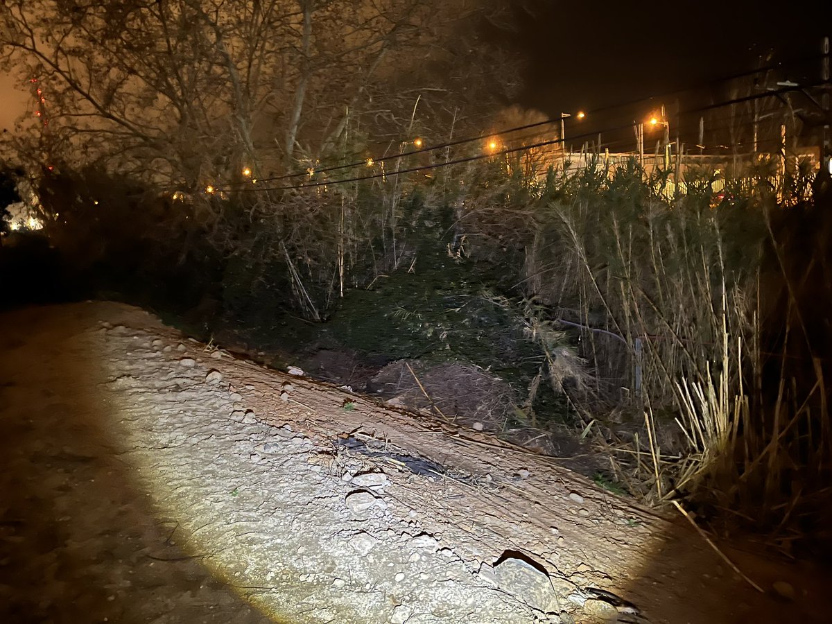 AdrianencaPC's tweet photo. Anoche, durante 4 horas, un grupo de 7 voluntarios de PC y dos vehículos intentaron localizar a un vecino de Sant Adrià que estaba desaparecido desde la mañana. Hoy continuaremos con la búsqueda. Cualquier información @PoliciaLocalSAB @mossos @AjSantAdria https://t.co/AVg4Ue1s3y
