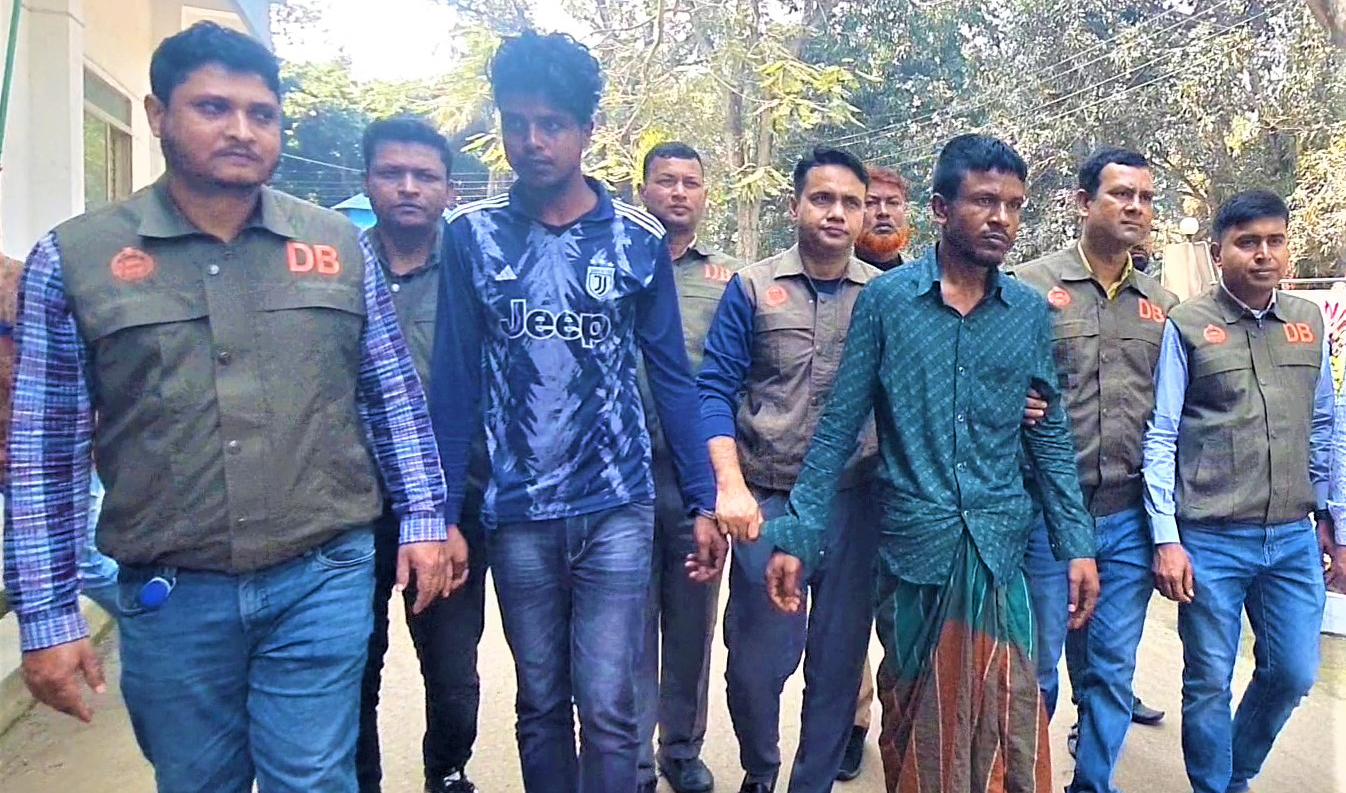 চলন্ত বাসে ডাকাতি-শ্লীলতাহানি দুই আসামি-মালামাল উদ্ধার