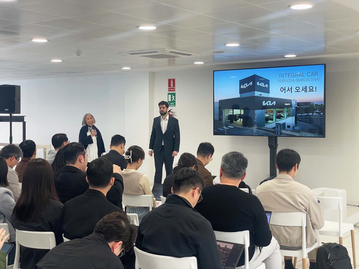 VallescarAuto's tweet photo. Visita internacional a #IntegralCar, concessionari oficial #Kia a #Terrassa i #SantCugat, amb 40 periodistes coreans per parlar del present i futur del vehicle elèctric. Gràcies a Agustí Garcia Sala (membre del Consell de Direcció de #Vallescar) per la presentació! #KiaElectric https://t.co/YM4E3CjnY7