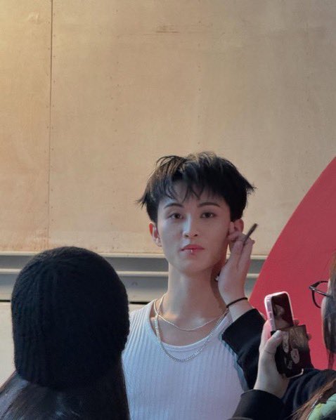 ticctyong's tweet photo. Marcel pas didandanin tapi gabisa diem, maunya ngeliatin Haesha terus. 
🐻:”Diem-diem bisa engga siii?”
🐯:”Gabisa, mau nya liatin kamu aja.”
🐻:”Modusssssss.”
🐯:”Beneran loh.”
🐻:”Mba, colok aja matanya kalo dia bandel.”
🐯:”Kok gitu ay 🥺”
🐻:”DIEM, SANA!”
Padahal masih hts 🥸 https://t.co/GBlGPhxtVC