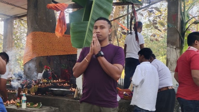 DadulKumar1's tweet photo. ওঁম নম: শিৱায়🪔

আজি পৱিত্ৰ মহা শিৱৰাত্ৰি উপলক্ষে দেৱাদিদেৱ মহাদেৱৰ শতকোটি প্ৰণাম জনালোঁ। প্ৰভু ভোলানাথে অপায়-অমংগল নাশ কৰি সকলোৰে জীৱনলৈ অনাবিল সুখ-শান্তি আৰু সমৃদ্ধি কঢ়িয়াই আনক তাৰেই কামনা কৰিলোঁ।🙏 https://t.co/K9N6Q7P8Kc