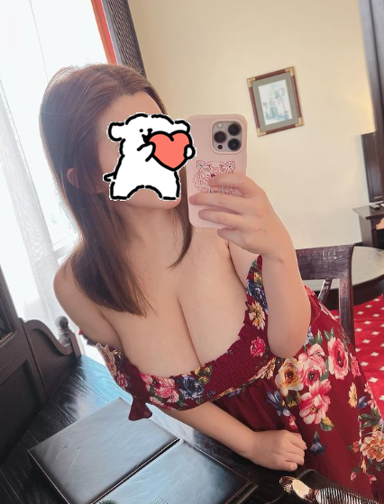 好久没有色色了，大奶子涨涨的。需要男人帮我揉揉，点赞抽一个加微信！ #肥臀 #大奶