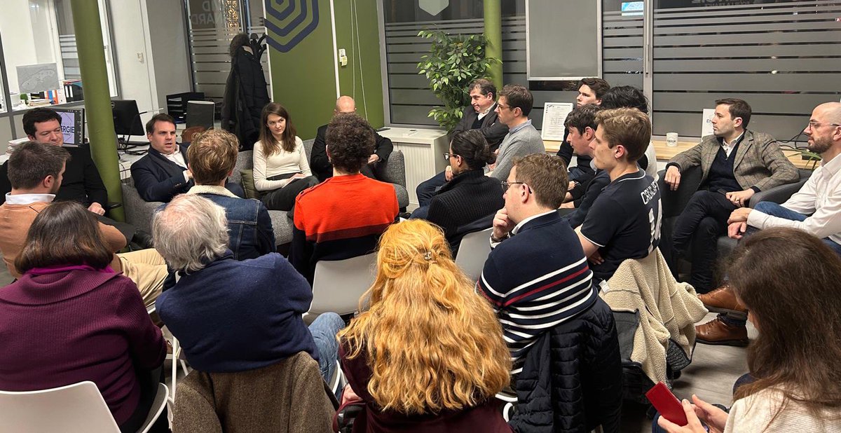 geoffroyboulard's tweet photo. #LoiPLM Atelier co-animĂ© par @AlexandreFRep et @AlixDct avec les adhĂ©rents @ne_paris_off @Nouv_Energie : le mal parisien se manifeste dans l'Ă©miettement des compĂ©tences, la sur-administration. LâĂ©chelon dâarrondissement est porteur de solutions.
@davidlisnard #Subsidiarite https://t.co/QUd39Nfpzz