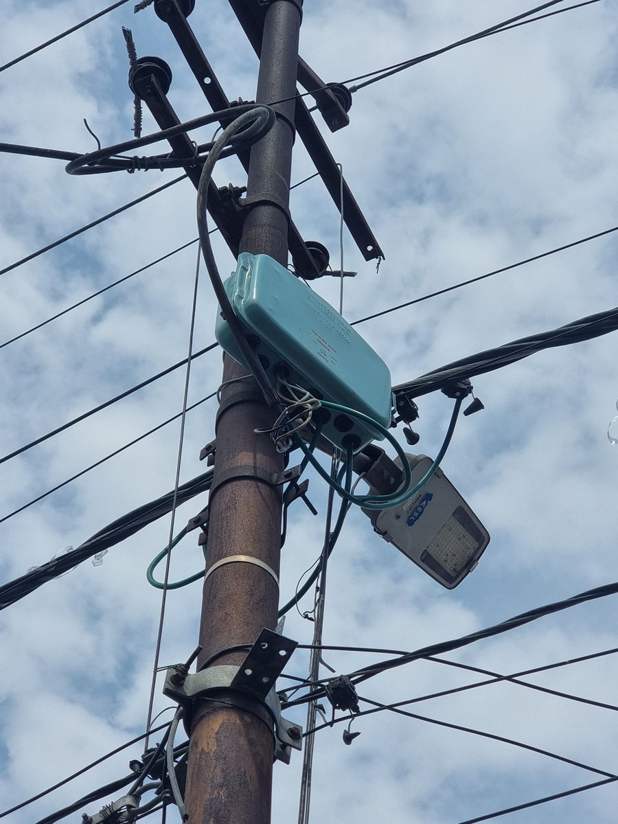 sanaysingh's tweet image. @KESCoHQ @MMdkesco @mayorkanpur @CMOfficeUP   जब से ये हरा रंग का डिब्बा पोल पे लगया गया है, तब से लाइट का बहुत फलकचुएशन हो रहा है, और घर के नलो मे करंट आ रहा है, विकास नगर मे ट्रान्सफरमर के सामने, छप्पन भोग स्वीट के समाने वाली गली मे,कृपया इसको तुरंत दिखवाए ।