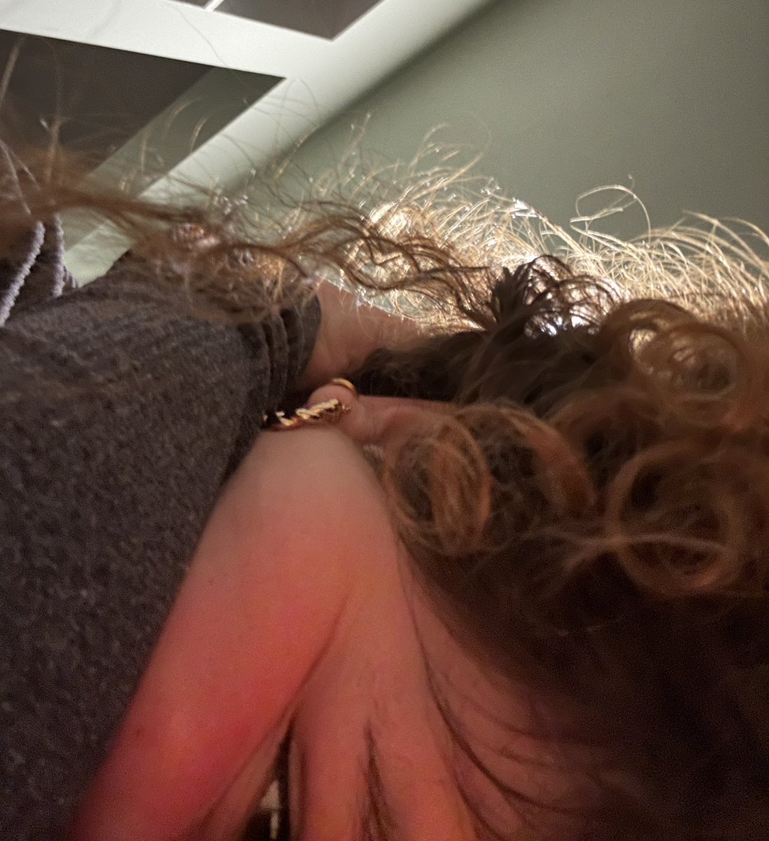 ive_been_on's tweet image. no one will ever be able to recreate this feeling for me bc only i can claw at my scalp while my arm falls asleep #powermove #missindependent