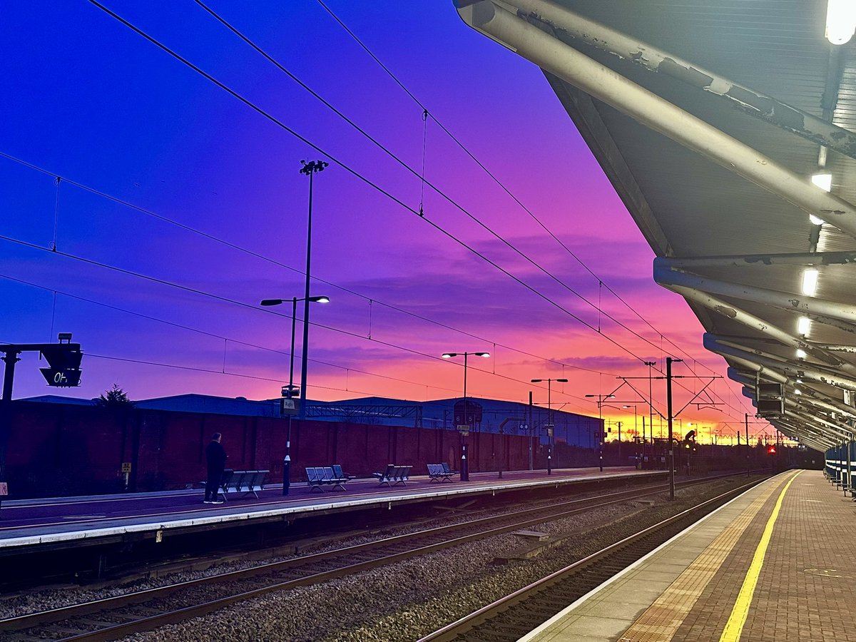 40thinks's tweet photo. Finally getting light on my way to work! Great sunrise at #rugbystation this morning whilst waiting for the 6.54 @AvantiWestCoast to London Euston https://t.co/Jr64XBACHl