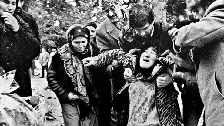 🇦🇿33 yıl önce bugün #Hocalı kasabasında; 83 çocuk, 106 kadın ve 70'den fazla yaşlı dahil olmak üzere toplam "613 Azerbaycanlı Türk" katledildi.

Şehitlerimizi saygıyla anıyoruz.. 
#HocalıKatliamı